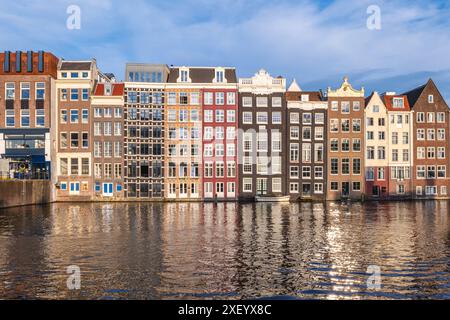 Scenario di Damrak ad Amsterdam, olandese. Le case si trovano direttamente sull'acqua Foto Stock