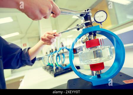 Test di fragilità. Corrosione ed elettrochimica in laboratorio. Divisione energia e ambiente. Tecnalia ricerca e innovazione. Donostia. San Sebasti Foto Stock