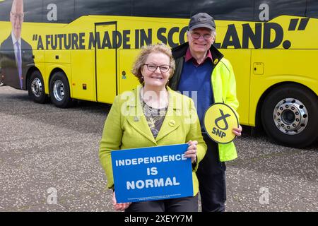 Irvine, Regno Unito. 30 giugno 2024. La dottoressa Philippa Whitford, membro del Parlamento e membro del SNP, tenne un raduno del Partito Nazionale scozzese nel parcheggio del porto di Irvine utilizzando l'autobus della campagna SNP per attirare l'attenzione. Il dottor Whitford, deputato per l'Ayrshire centrale, ha annunciato in precedenza che non si candiderà alla rielezione. È stata l'ottavo deputato del SNP a fare tale intimazione. È stata sostenuta al raduno da suo marito, Hans Vieper. Crediti: Findlay/Alamy Live News Foto Stock