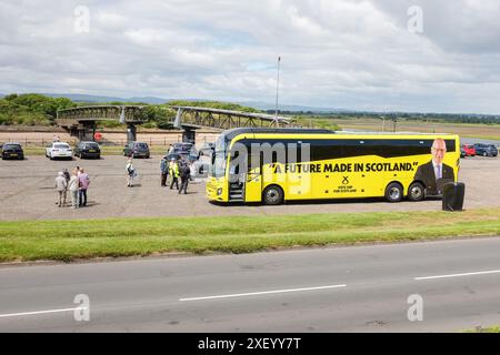 Irvine, Regno Unito. 30 giugno 2024. La dottoressa Philippa Whitford, membro del Parlamento e membro del SNP, tenne un raduno del Partito Nazionale scozzese nel parcheggio del porto di Irvine utilizzando l'autobus della campagna SNP per attirare l'attenzione. Il dottor Whitford, deputato per l'Ayrshire centrale, ha annunciato in precedenza che non si candiderà alla rielezione. È stata l'ottavo deputato del SNP a fare tale intimazione. È stata sostenuta al raduno da suo marito, Hans Vieper. Crediti: Findlay/Alamy Live News Foto Stock