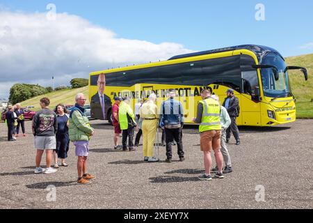 Irvine, Regno Unito. 30 giugno 2024. La dottoressa Philippa Whitford, membro del Parlamento e membro del SNP, tenne un raduno del Partito Nazionale scozzese nel parcheggio del porto di Irvine utilizzando l'autobus della campagna SNP per attirare l'attenzione. Il dottor Whitford, deputato per l'Ayrshire centrale, ha annunciato in precedenza che non si candiderà alla rielezione. È stata l'ottavo deputato del SNP a fare tale intimazione. È stata sostenuta al raduno da suo marito, Hans Vieper. Crediti: Findlay/Alamy Live News Foto Stock