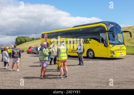 Irvine, Regno Unito. 30 giugno 2024. La dottoressa Philippa Whitford, membro del Parlamento e membro del SNP, tenne un raduno del Partito Nazionale scozzese nel parcheggio del porto di Irvine utilizzando l'autobus della campagna SNP per attirare l'attenzione. Il dottor Whitford, deputato per l'Ayrshire centrale, ha annunciato in precedenza che non si candiderà alla rielezione. È stata l'ottavo deputato del SNP a fare tale intimazione. È stata sostenuta al raduno da suo marito, Hans Vieper. Crediti: Findlay/Alamy Live News Foto Stock