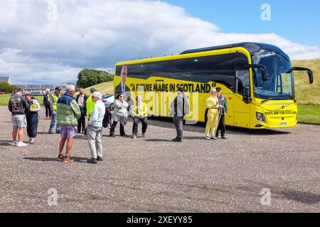 Irvine, Regno Unito. 30 giugno 2024. La dottoressa Philippa Whitford, membro del Parlamento e membro del SNP, tenne un raduno del Partito Nazionale scozzese nel parcheggio del porto di Irvine utilizzando l'autobus della campagna SNP per attirare l'attenzione. Il dottor Whitford, deputato per l'Ayrshire centrale, ha annunciato in precedenza che non si candiderà alla rielezione. È stata l'ottavo deputato del SNP a fare tale intimazione. È stata sostenuta al raduno da suo marito, Hans Vieper. Crediti: Findlay/Alamy Live News Foto Stock