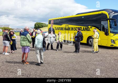 Irvine, Regno Unito. 30 giugno 2024. La dottoressa Philippa Whitford, membro del Parlamento e membro del SNP, tenne un raduno del Partito Nazionale scozzese nel parcheggio del porto di Irvine utilizzando l'autobus della campagna SNP per attirare l'attenzione. Il dottor Whitford, deputato per l'Ayrshire centrale, ha annunciato in precedenza che non si candiderà alla rielezione. È stata l'ottavo deputato del SNP a fare tale intimazione. È stata sostenuta al raduno da suo marito, Hans Vieper. Crediti: Findlay/Alamy Live News Foto Stock