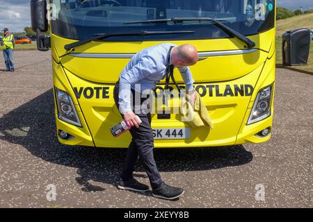 Irvine, Regno Unito. 30 giugno 2024. La dottoressa Philippa Whitford, membro del Parlamento e membro del SNP, tenne un raduno del Partito Nazionale scozzese nel parcheggio del porto di Irvine utilizzando l'autobus della campagna SNP per attirare l'attenzione. Il dottor Whitford, deputato per l'Ayrshire centrale, ha annunciato in precedenza che non si candiderà alla rielezione. È stata l'ottavo deputato del SNP a fare tale intimazione. È stata sostenuta al raduno da suo marito, Hans Vieper. Crediti: Findlay/Alamy Live News Foto Stock