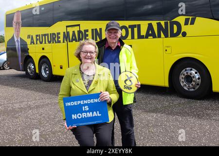 Irvine, Regno Unito. 30 giugno 2024. La dottoressa Philippa Whitford, membro del Parlamento e membro del SNP, tenne un raduno del Partito Nazionale scozzese nel parcheggio del porto di Irvine utilizzando l'autobus della campagna SNP per attirare l'attenzione. Il dottor Whitford, deputato per l'Ayrshire centrale, ha annunciato in precedenza che non si candiderà alla rielezione. È stata l'ottavo deputato del SNP a fare tale intimazione. È stata sostenuta al raduno da suo marito, Hans Vieper. Crediti: Findlay/Alamy Live News Foto Stock