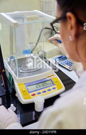 Bilance elettroniche. Laboratorio di sviluppo farmaceutico. Preformulazione, progettazione e sviluppo di farmaci e nuovi prodotti farmaceutici. Certificato con Goo Foto Stock