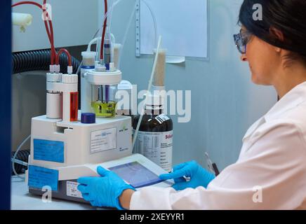 Titolatore volumetrico Karl Fischer. Laboratorio di sviluppo farmaceutico. Preformulazione, progettazione e sviluppo di farmaci e nuovi prodotti farmaceutici. CER Foto Stock