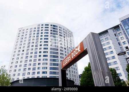 Leeds Inghilterra: 3 giugno 2024: Ingresso al molo di Leeds. Un grande cartello con la scritta Leeds Dock si trova sopra una strada moderna di Leeds Foto Stock