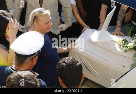 Rosciano - PESCARA - Rosciano - funerale di Christopher Thomas Luciani, il ragazzo ucciso da coetanei nel parco di Baden Powell in provincia di Pescara, nella foto sua nonna Olga solo uso editoriale Foto Stock