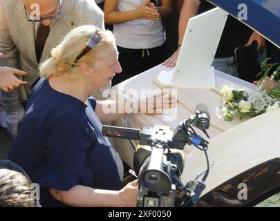 Rosciano - PESCARA - Rosciano - funerale di Christopher Thomas Luciani, il ragazzo ucciso da coetanei nel parco di Baden Powell in provincia di Pescara, nella foto sua nonna Olga solo uso editoriale Foto Stock