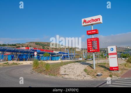 Lisbona , Portogallo 27 giugno 2024 . Stazione di servizio Auchan nella città di Amadora Lisbona . Foto Stock