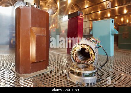 Provare il clima ad alte e basse temperature. Camera climatica. Test di invecchiamento artificiale. Laboratorio di test ambientale. Certificazione delle apparecchiature elettriche Foto Stock