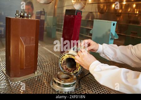 Provare il clima ad alte e basse temperature. Camera climatica. Test di invecchiamento artificiale. Laboratorio di test ambientale. Certificazione delle apparecchiature elettriche Foto Stock