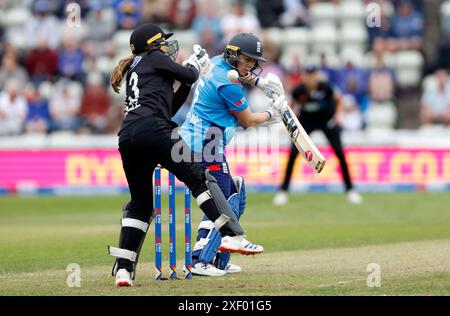 England Women's Heather Knight e New Zealand Women's Izzy sguardo durante il secondo One Day International a Visit Worcestershire New Road, Worcester. Data foto: Domenica 30 giugno 2024. Foto Stock