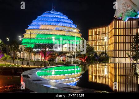 KIGALI, RUANDA - 6 novembre 23: Il Centro Congressi di Kigali si illumina di notte in vari colori. Foto Stock