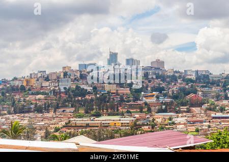 KIGALI, RUANDA - 7 novembre 23: Una vista dello skyline di Kigali durante il giorno. Mostra molti edifici e blocchi di torri Foto Stock