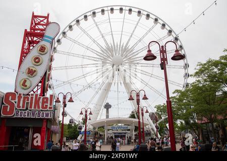 CASCATE DEL NIAGARA, CANADA - 27 giugno 2022: La Niagara SkyWheel a Niagara Falls Canada al largo di Clifton Hill. Le persone possono essere viste. Foto Stock