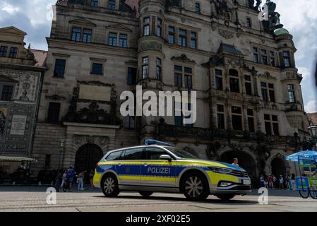 Dresda Themenbild - Streifenwagen der Landespolizei am Schlossplatz Oberlandesgericht Dresden, 29.06.2024 Themenbild - Streifenwagen der Landespolizei am Schlossplatz Oberlandesgericht Dresden, 29.06.2024 Streifenwagen der Polizei in Dresda am Schlossplatz mit Landesamt fuer Denkmalpflege, Saechsischer Anwalund Hdesgericht di Dresden Oberdesgericht di Dresden. *** Immagine a tema Dresda pattuglia della polizia di Stato presso Schlossplatz Corte regionale superiore Dresda, 29 06 2024 immagine a tema pattuglia della polizia di Stato presso Schlossplatz Corte regionale superiore Dresda, 29 06 2024 pattuglia della polizia in Dr Foto Stock