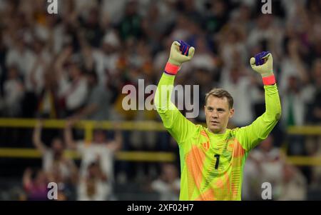 Dortmund, Germania. 30 giugno 2024. Calcio, UEFA Euro 2024, Campionato europeo, Germania - Danimarca, finale, turno di 16, stadio di Dortmund, il portiere tedesco Manuel Neuer tifa. Credito: Christian Charisius/dpa/Alamy Live News Foto Stock