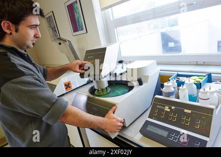 Lucidatrice. Officina meccanica di preparazione dei campioni incorporati. Caratterizzazione, test e analisi di materiali e componenti. Servizi tecnologici t Foto Stock