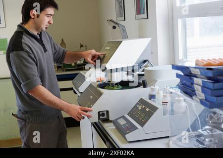 Lucidatrice. Officina meccanica di preparazione dei campioni incorporati. Caratterizzazione, test e analisi di materiali e componenti. Servizi tecnologici t Foto Stock