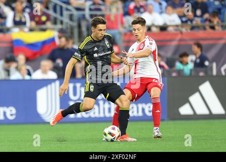 29 giugno 2024; Foxborough, ma, USA; il difensore dei Columbus Crew Malte Amundsen (18) e l'attaccante della New England Revolution Esmir Bajraktarevic (47) in azione durante il match MLS tra Columbus Crew e New England Revolution. Anthony Nesmith/CSM Foto Stock