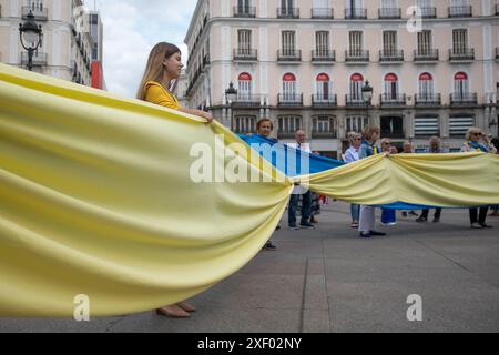 Madrid Spagna. 30 giugno 2024. I residenti ucraini a Madrid si incontrano ogni settimana nel centro della capitale spagnola per sostenere i loro compatrioti in guerra e raccogliere fondi finanziari da inviare ai loro parenti puniti dalla guerra. Crediti: Canales Carvajal/Alamy Live News Foto Stock