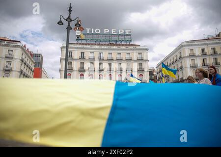 Madrid Spagna. 30 giugno 2024. I residenti ucraini a Madrid si incontrano ogni settimana nel centro della capitale spagnola per sostenere i loro compatrioti in guerra e raccogliere fondi finanziari da inviare ai loro parenti puniti dalla guerra. Crediti: Canales Carvajal/Alamy Live News Foto Stock