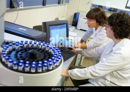 I ricercatori Tecnalia hanno effettuato analisi mediante gascromatografia e spettrometria di massa la gascromatografia è una tecnica di separazione basata sul distr Foto Stock