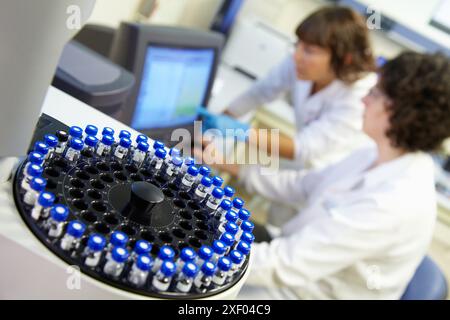 I ricercatori Tecnalia hanno effettuato analisi mediante gascromatografia e spettrometria di massa la gascromatografia è una tecnica di separazione basata sul distr Foto Stock