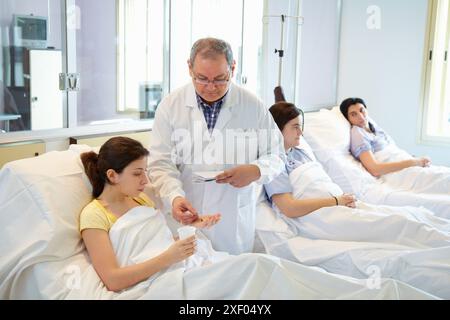 Sperimentazione clinica in fase sperimentale, assunzione di farmaci, unità di sperimentazione clinica, test in fase 1, la prima somministrazione di farmaci negli esseri umani, farmacia, sono Foto Stock