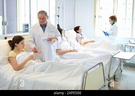 Sperimentazione clinica in fase sperimentale, assunzione di farmaci, unità di sperimentazione clinica, test in fase 1, la prima somministrazione di farmaci negli esseri umani, farmacia, sono Foto Stock