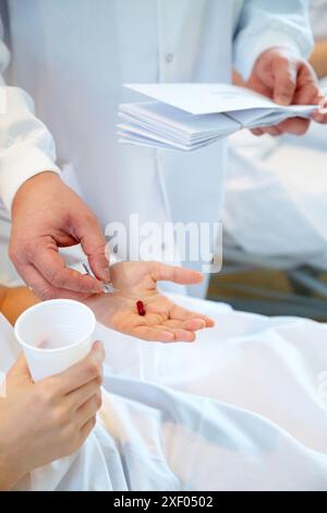 Sperimentazione clinica in fase sperimentale, assunzione di farmaci, unità di sperimentazione clinica, test in fase 1, la prima somministrazione di farmaci negli esseri umani, farmacia, sono Foto Stock