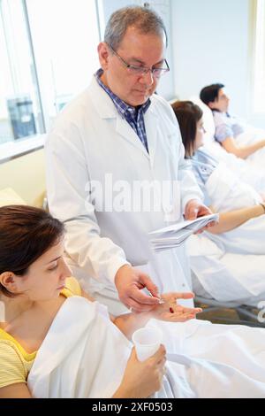 Sperimentazione clinica in fase sperimentale, assunzione di farmaci, unità di sperimentazione clinica, test in fase 1, la prima somministrazione di farmaci negli esseri umani, farmacia, sono Foto Stock