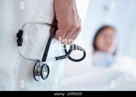 Studio clinico in fase sperimentale, medico con stetoscopio che monitora il paziente, unità di sperimentazione clinica, test in fase 1, il primo administra farmaco Foto Stock