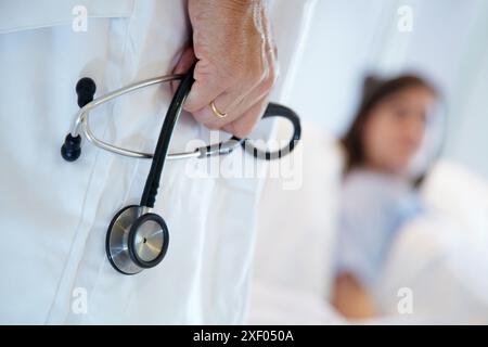 Studio clinico in fase sperimentale, medico con stetoscopio che monitora il paziente, unità di sperimentazione clinica, test in fase 1, il primo administra farmaco Foto Stock