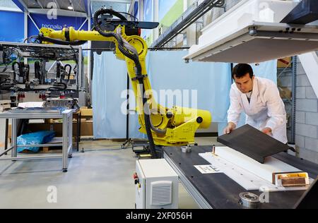 Tecnacomp Robotic Cell Manufacturing composite Preform Dry Fiber Preform Manufacturing 3D Industry, Tecnalia Research & Innovation, Technology e. Foto Stock