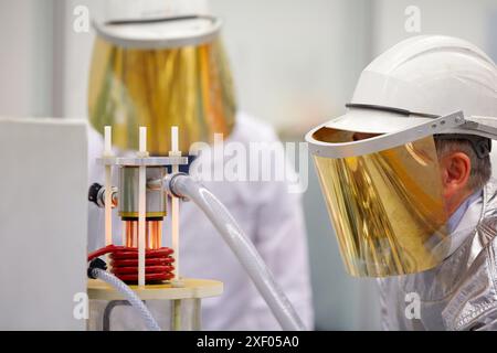 Apparecchiatura di levitazione del vuoto assistita da un forno a induzione, l'apparecchiatura di levitazione del vuoto da 100-1000 g comprende crogiolo, bobina e stampo Foto Stock