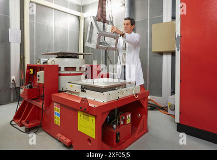 Laboratorio della camera di vibrazione. EMC & Telecom Lab. Certificazione dei prodotti elettrici ed elettronici a bassa tensione. Servizi tecnologici all'industria. Te Foto Stock