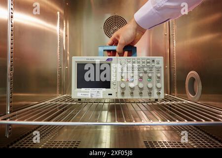 Provare il clima ad alte e basse temperature. Camera climatica. Test di invecchiamento artificiale. Laboratorio di test ambientale. Certificazione delle apparecchiature elettriche Foto Stock