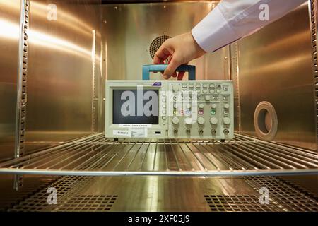 Provare il clima ad alte e basse temperature. Camera climatica. Test di invecchiamento artificiale. Laboratorio di test ambientale. Certificazione delle apparecchiature elettriche Foto Stock