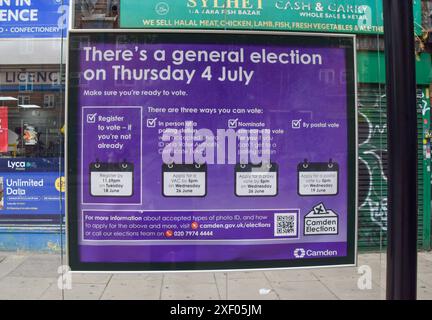 Londra, Regno Unito. 30 giugno 2024. Un poster su una fermata dell'autobus a Camden mostra informazioni sulle elezioni generali del Regno Unito che si svolgeranno il 4 luglio. Credito: SOPA Images Limited/Alamy Live News Foto Stock