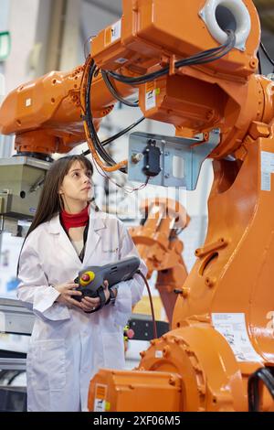 Robotica collaborativa cella robotica per la gestione dei pezzi integrazione intelligente con le periferiche e collaborazione tra robot Industry, Tecnalia Foto Stock