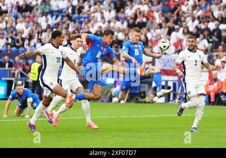 Il slovacco David Strelec (centro a sinistra) e il slovacco Juraj Kucka (centro a destra) tentano di entrare in porta durante la partita UEFA Euro 2024, turno di 16 all'Arena AufSchalke di Gelsenkirchen, Germania. Data foto: Domenica 30 giugno 2024. Foto Stock