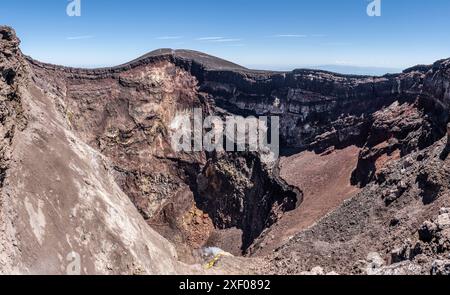 Il cratere Nord-Est a circa 3200 m sulla cima dell'Etna, in Sicilia, il vulcano più attivo d'Europa. Questo è uno dei numerosi crateri vulcanici attivi Foto Stock