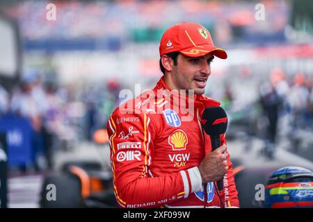 Spielberg, Mezzolombardo, Austria. 30 giugno 2024. Il pilota spagnolo CARLOS SAINZ Jr (Scuderia Ferrari) dopo aver vinto la terza posizione al Gran Premio d'Austria FIA di Formula 1 2024 al Red Bull Ring Circuit di Spielberg. (Credit Image: © Daisy Facinelli/ZUMA Press Wire) SOLO PER USO EDITORIALE! Non per USO commerciale! Foto Stock