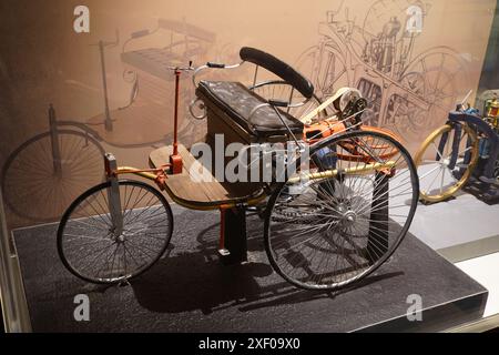 Modello della prima Benz Patent-Motorwagen Nr. 1, automobile. Transport Gallery, Birla Industrial & Technological Museum. Kolkata, Bengala Occidentale, India. Foto Stock