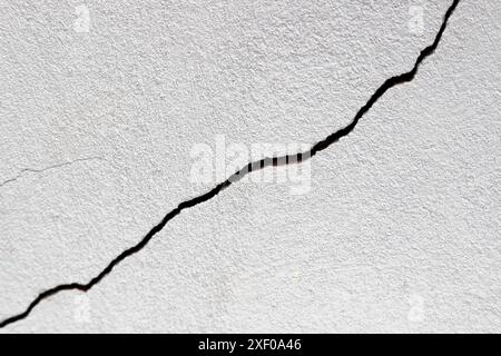 30 giugno 2024, Paraguay: In questa foto, una crepa nel muro. Le crepe possono essere causate da movimento del suolo, carico strutturale inadeguato, variazioni climatiche, usura naturale e persino errori di costruzione (Credit Image: © Jaque Silva/SOPA Images via ZUMA Press Wire) SOLO PER USO EDITORIALE! Non per USO commerciale! Foto Stock