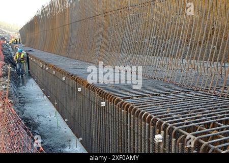 Struttura delle barre d'acciaio ondulate, costruzione di fondamenta, fondazione di falsi tunnel, lavori della nuova piattaforma ferroviaria nei Paesi Baschi, Hig Foto Stock